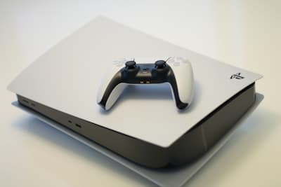 PlayStation 5 + 2 ovladače
